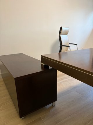 Mesa de despacho de madera oscura