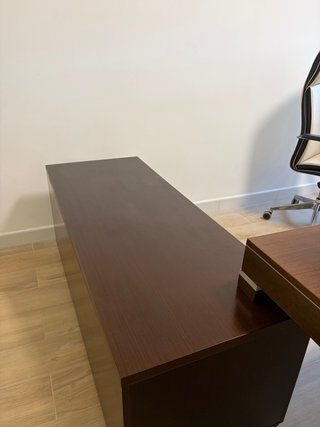 Mesa de despacho de madera oscura