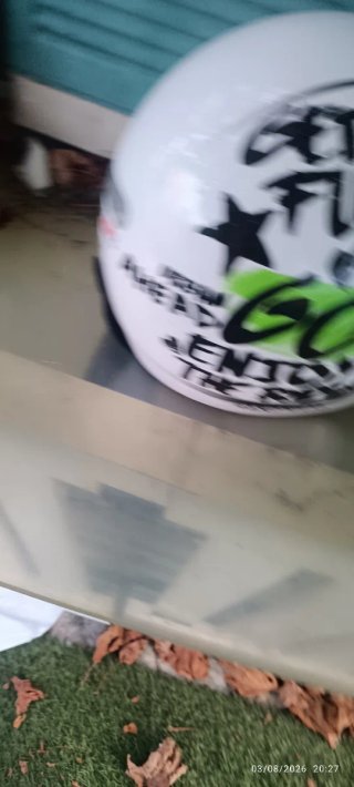 Casco de moto blanco con diseño
