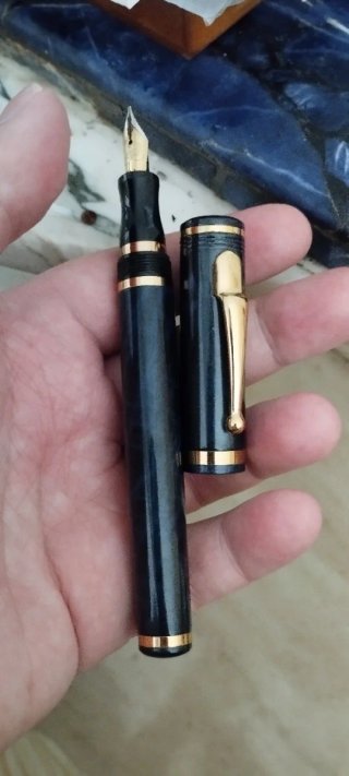 Pluma estilográfica vintage azul y dorada