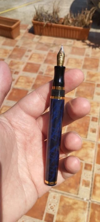 Pluma estilográfica vintage azul y dorada