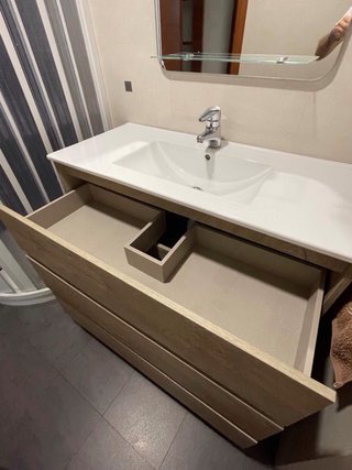 Mueble de baño con lavabo de madera y cerámica