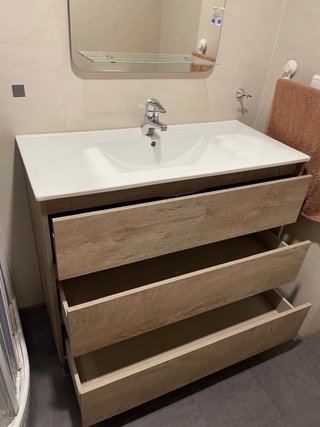 Mueble de baño con lavabo de madera y cerámica