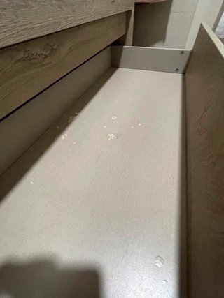 Mueble de baño con lavabo de madera y cerámica