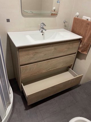 Mueble de baño con lavabo de madera y cerámica