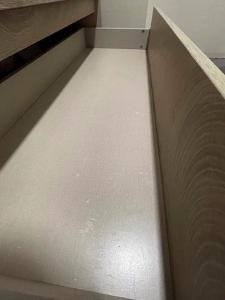 Mueble de baño con lavabo de madera y cerámica