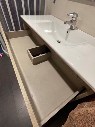 Mueble de baño con lavabo de madera y cerámica