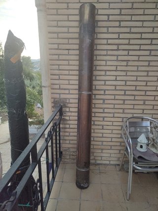 Chimenea de metal y madera. Tubo extractor 2,12m