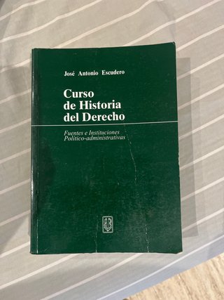Curso de historia del derecho : fuentes e insti...