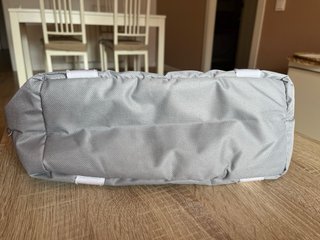 Bolso térmico gris con asas y correa