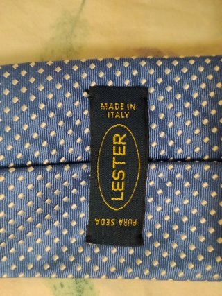 Corbata azul con puntos blancos de la marca Lester