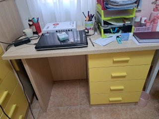 Escritorio madera y plástico
