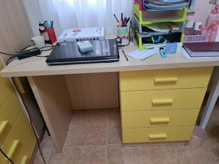 Escritorio madera y plástico