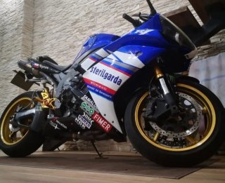 Yamaha R1 Sportbike Azul y  blanca
