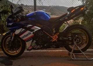 Yamaha R1 Sportbike Azul y  blanca