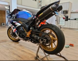 Yamaha R1 Sportbike Azul y  blanca