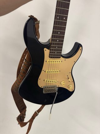 Guitarra Eléctrica Yamaha EG303