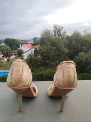 Sandalias doradas de tacón