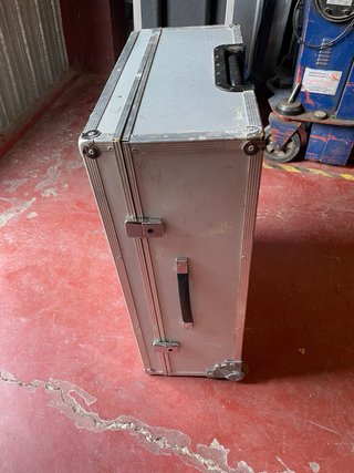 Baúl aluminio con ruedas