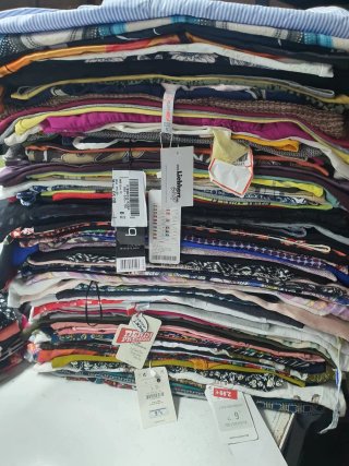 Caja de 30 Camisetas y vestidos Mujer 20 €
