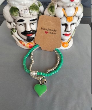 Bracciale con cuore verde e campanellino