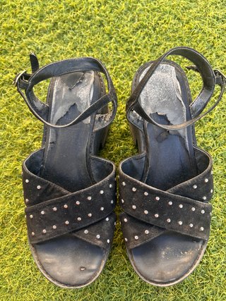 Sandalias plataforma negras con tachuelas