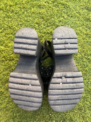 Sandalias plataforma negras con tachuelas