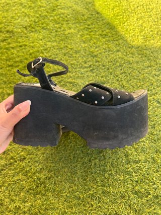 Sandalias plataforma negras con tachuelas