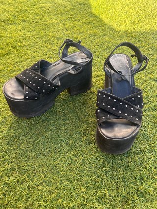 Sandalias plataforma negras con tachuelas