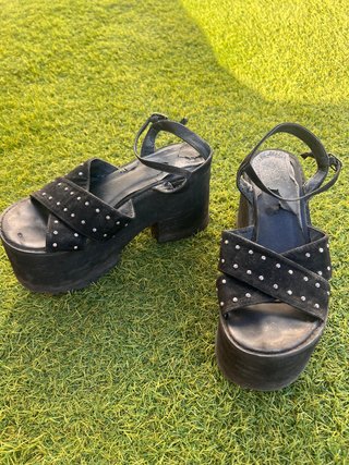 Sandalias plataforma negras con tachuelas
