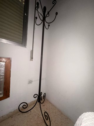 Perchero de pie negro de hierro