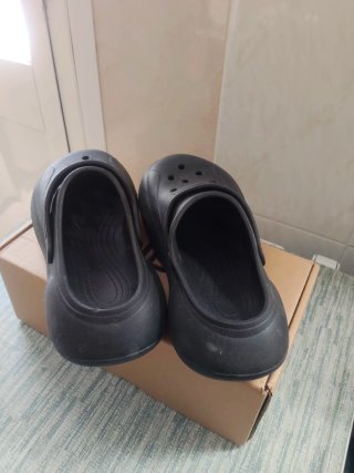 Zuecos negros
