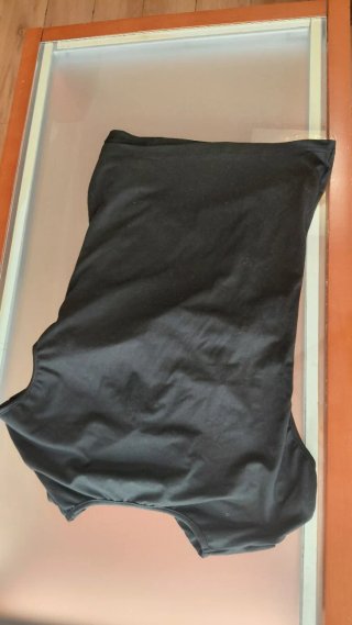 Blusa Elegante Negra con Detalles Dorados