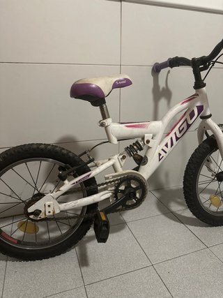 Bicicleta infantil blanca y morada