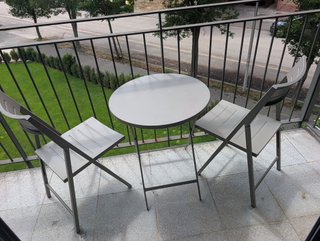 Mesa redonda + 2 sillas plegables metal