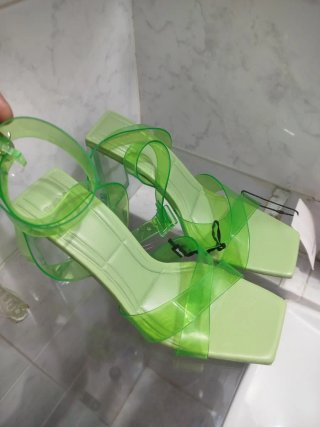 Sandalias Bershka verdes talla 37