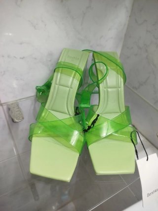 Sandalias Bershka verdes talla 37