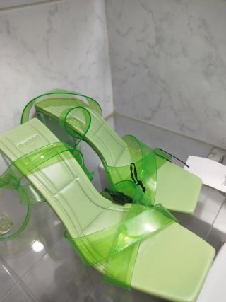 Sandalias Bershka verdes talla 37