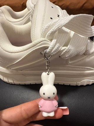 Zapatillas Blancas con cordones y lazos negros