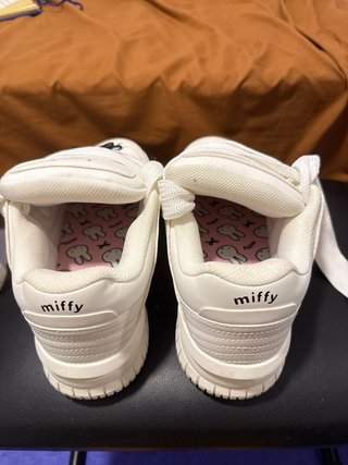 Zapatillas Blancas con cordones y lazos negros