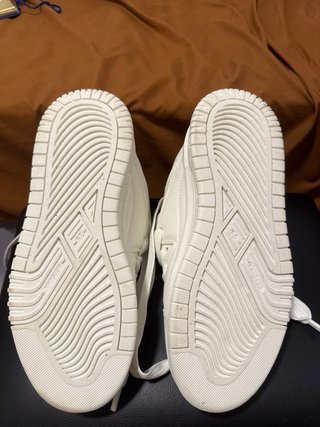 Zapatillas Blancas con cordones y lazos negros