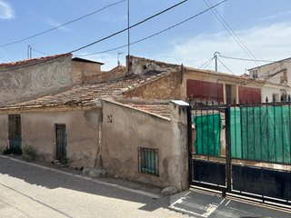 Vendo casa a reformar, con buena ubicacion.