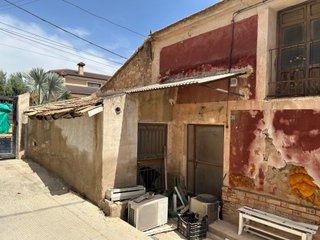 Vendo casa a reformar, con buena ubicacion.