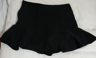 Falda negra con vuelo