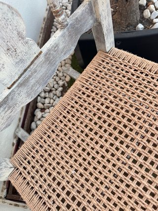 Vecchia antica seggiola a dondolo in legno e rattan