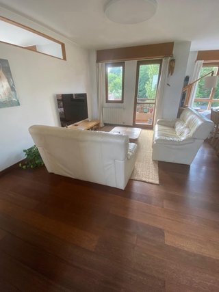 Sofá de piel beige