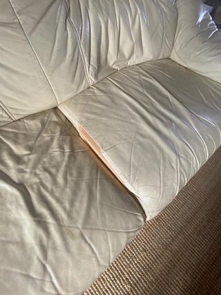 Sofá de piel beige