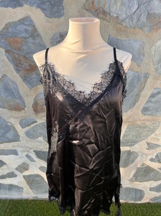Camisón lencero negro satinado con encaje