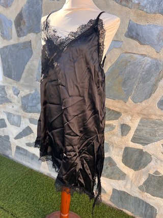 Camisón lencero negro satinado con encaje