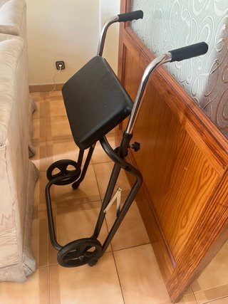 Andador con asiento y ruedas
